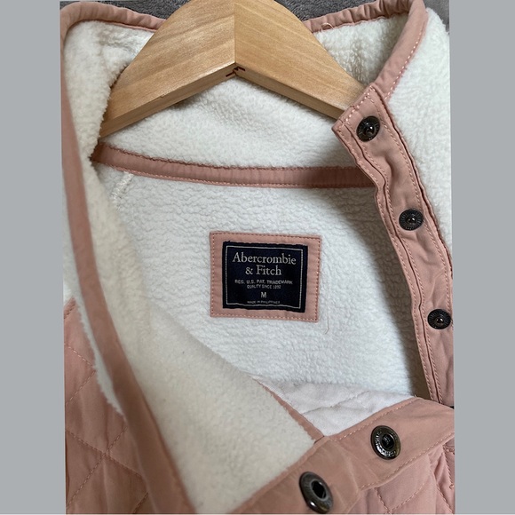 🎉Abercrombie Asymmetrical Snap Up Fleece, Women’s Size M, Cream/Soft Pink - Picture 4 of 5